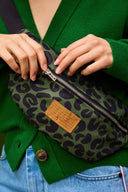 SAC BANANITA LÉOPARD KAKI